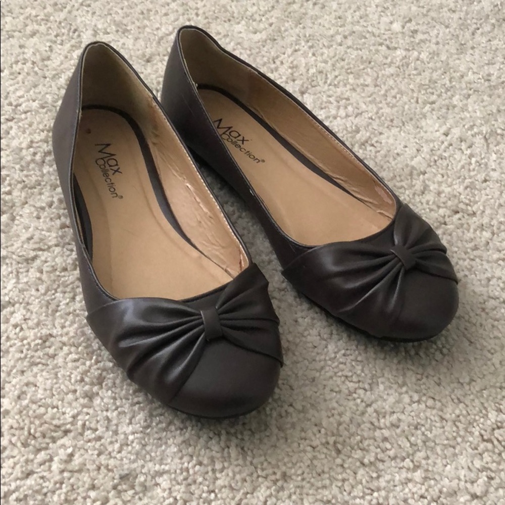 Slip on shoes with bow detail